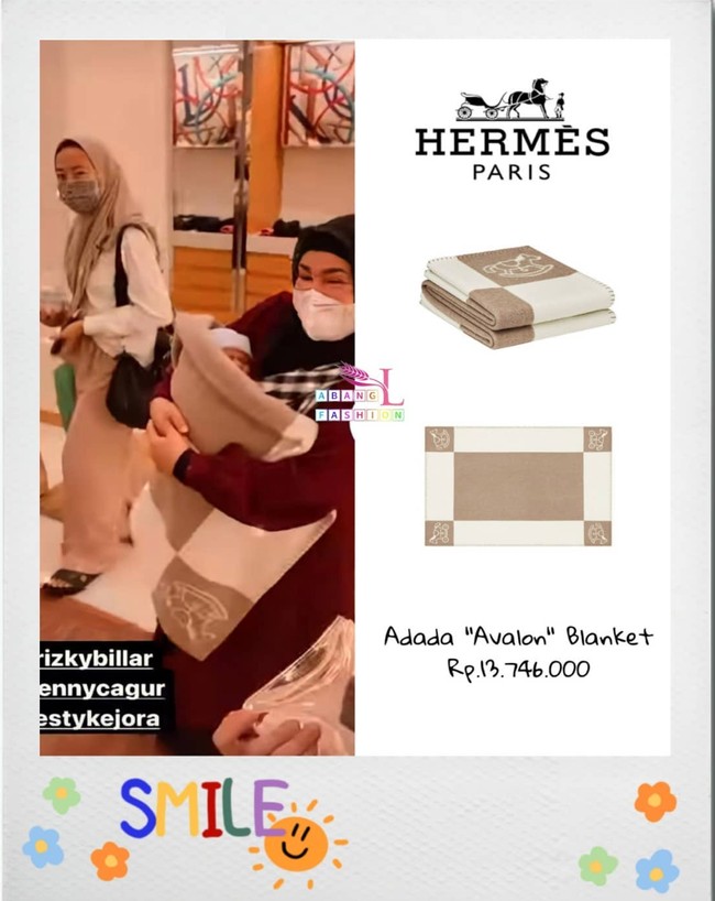 Untuk soal kenyamanan, Lesti Kejora dan Rizky Billar tak mau setengah-setengah untuk sang anak. Hal itu bisa terlihat dari harga selimut yang dikenakan oleh baby Leslar selimut berwarna coklat dari merek ternama Hermes itu dibanderol dengan harga sekitar Rp 13,7 juta. Foto: Instagram/@leslaralfatih.fashion