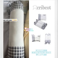 Agar baby Leslar bisa tidur dengan nyenyak, Lesti Kejora dan Rizky Billar pun memilih bantal yang tidak sembarangan. Pillow Bolster Set dari Cribcot itu dibanderol dengan harga Rp 1,1 juta. Terdiri dari 2 bantal guling dan 1 bantal kepala bayi. Foto: Instagram/@leslaralfatih.fashion