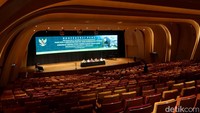 Gedung Pusat Pembelajaran ARNTZ-Geise ini dilengkapi dengan auditorium yang diklaim sebagai salah satu auditorium terbaik di Asia Tenggara.