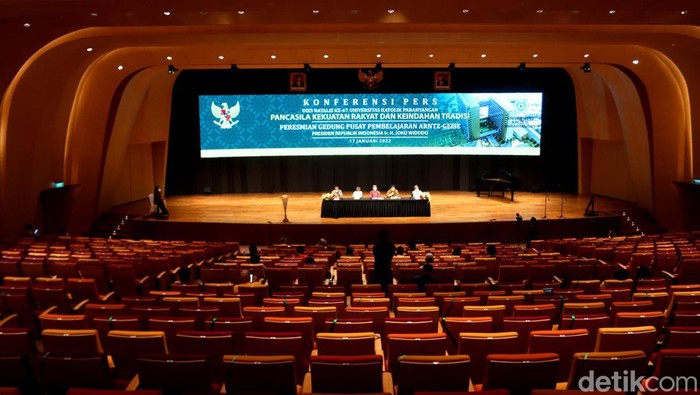 Bakal Diresmikan Jokowi, Gedung Ini Punya Auditorium Terbaik Se-ASEAN Jokowi bakal meresmikan Gedung Pusat Pembelajaran milik Universitas Katolik Parahyangan. Gedung ini memiliki auditorium yang diklaim terbaik se-Asia Tenggara.