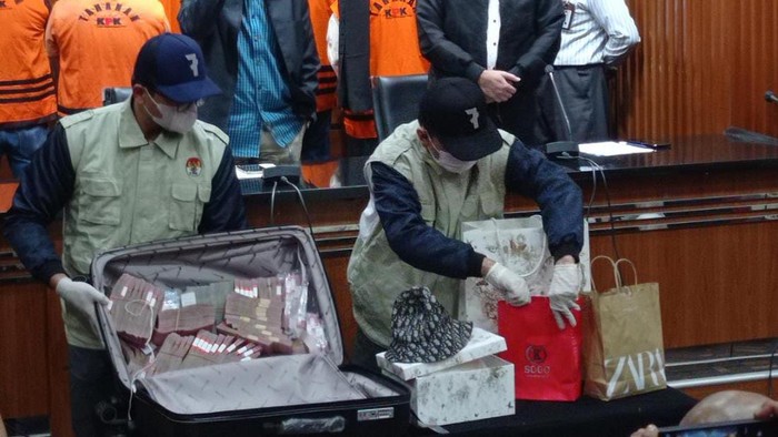 Barang bukti yang disita KPK dari kegiatan OTT Bupati Penajam Paser Utara, Abdul Gafur Masud.
