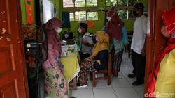 SDN Jati 01 Pagi, Pulo Gadung, Jakarta Timur, gelar swab PCR massal yang diikuti para guru. Hal itu dilakukan guna cegah penyebaran Corona di lingkungan sekolah