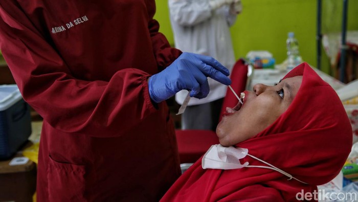 Begini Cara Sekolah di Jakarta Cegah Corona Saat Omicron Merebak SDN Jati 01 Pagi, Pulo Gadung, Jakarta Timur, gelar swab PCR massal yang diikuti para guru. Hal itu dilakukan guna cegah penyebaran Corona di lingkungan sekolah