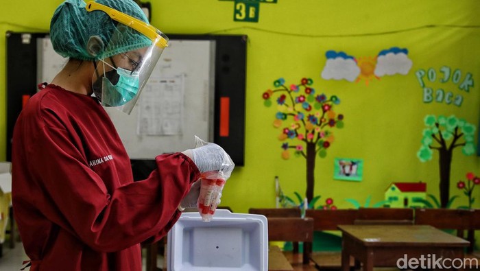 SDN Jati 01 Pagi, Pulo Gadung, Jakarta Timur, gelar swab PCR massal yang diikuti para guru. Hal itu dilakukan guna cegah penyebaran Corona di lingkungan sekolah