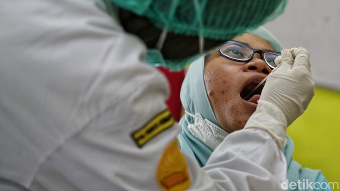 Begini Cara Sekolah di Jakarta Cegah Corona Saat Omicron Merebak SDN Jati 01 Pagi, Pulo Gadung, Jakarta Timur, gelar swab PCR massal yang diikuti para guru. Hal itu dilakukan guna cegah penyebaran Corona di lingkungan sekolah