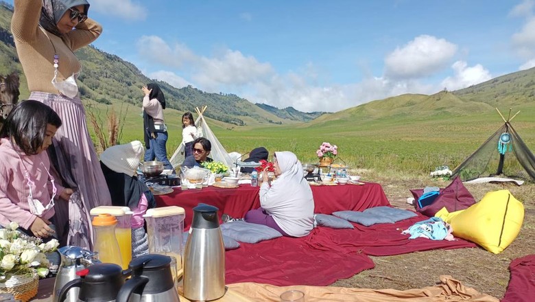 Berkunjung ke Bromo tak lengkap rasanya jika tidak mampir ke Padang Savana atau yang kerap disebut Bukit Teletubbies Berkunjung ke Bromo tak lengkap rasanya jika tidak mampir ke Padang Savana atau yang kerap disebut Bukit Teletubbies