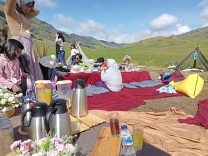 Piknik Lesehan Gelar Tikar di Sabana Bromo, Bisa!