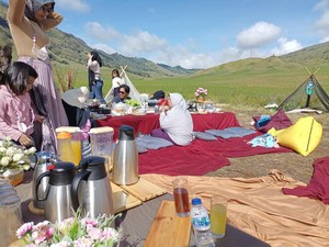 Piknik Lesehan Gelar Tikar di Sabana Bromo, Bisa!