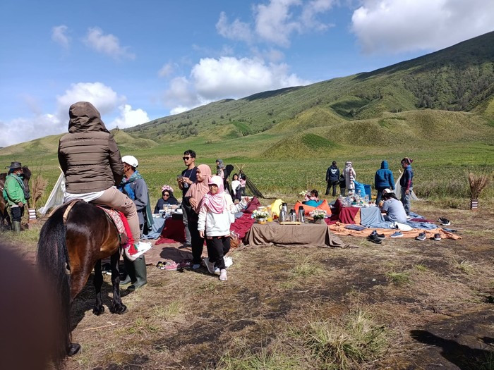 Berkunjung ke Bromo tak lengkap rasanya jika tidak mampir ke Padang Savana atau yang kerap disebut Bukit Teletubbies