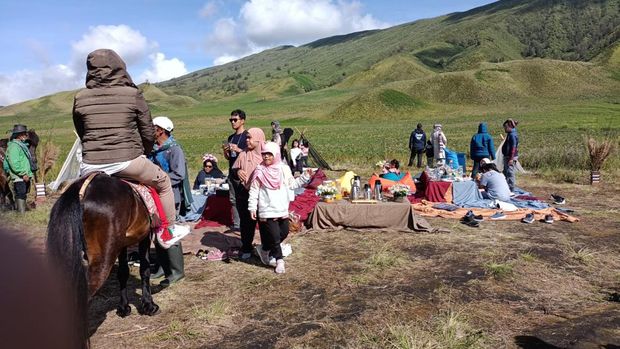 Berkunjung ke Bromo tak lengkap rasanya jika tidak mampir ke Padang Savana atau yang kerap disebut Bukit Teletubbies