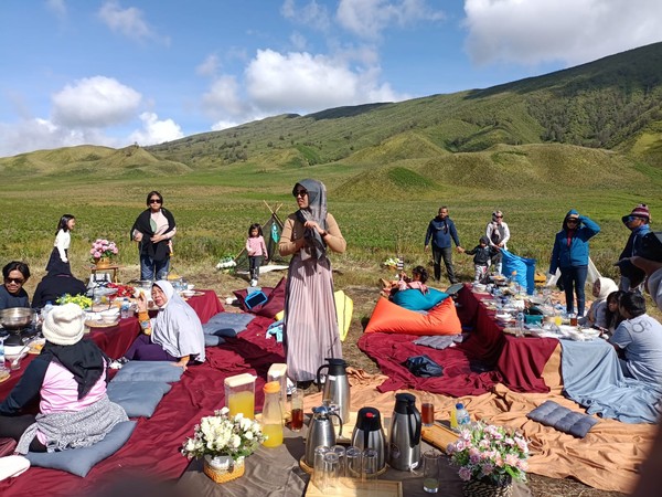 Paket piknik ini biasanya disediakan pengelola jasa wisata Wonderful Bromo. Ada sejumlah paket piknik dengan aneka hidangan yang bisa dipilih. Di sini, selain makanannya yang enak, mata pun dimanjakan dengan pemandangan yang membuat takjub. Paket piknik ini biasanya disediakan pengelola jasa wisata Wonderful Bromo. Ada sejumlah paket piknik dengan aneka hidangan yang bisa dipilih. Di sini, selain makanannya yang enak, mata pun dimanjakan dengan pemandangan yang membuat takjub.