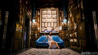 Hotel ini menghadirkan suasana yang terinspirasi era The East melalui campuran unsur tradisional dan pop art.
