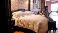 The Orient Jakarta memiliki 153 kamar. Nuansa tradisional begitu kental di kamar hotel.