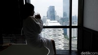 Dari kamar hotel, Anda juga bisa menikmati pemandangan gedung-gedung Jakarta sambil berendam di bathtub.