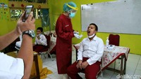 Tes usap massal dilakukan sebagai upaya pelacakan di lingkungan sekolah.