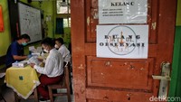 Menurut keterangan guru, sebanyak 28 murid kelas 6 SD yang menjalani swab PCR hari ini.