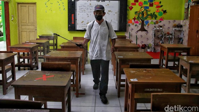 Siswa di SDN Jati 01 Pagi, Pulo Gadung, Jakarta Timur, jalani swab tes massal. Tes dilakukan sebagai upaya cegah penyebaran virus Corona di lingkungan sekolah.