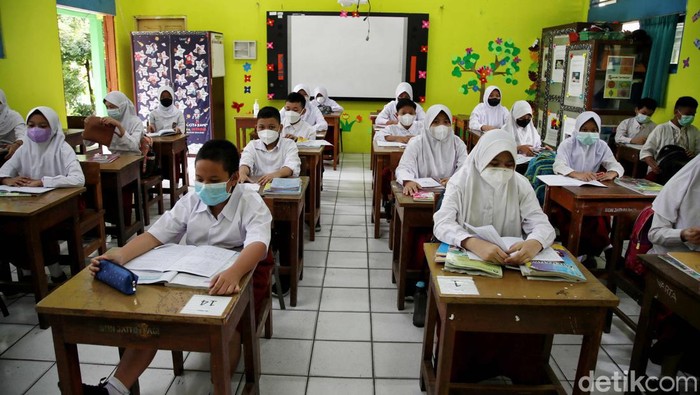 Siswa di SDN Jati 01 Pagi, Pulo Gadung, Jakarta Timur, jalani swab tes massal. Tes dilakukan sebagai upaya cegah penyebaran virus Corona di lingkungan sekolah.