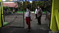 Diharapkan dengan digelarnya swab tes massal ini pihak sekolah dan tenaga kesehatan dapat mengetahui hasil kesehatan para siswa sehingga jika ada yang diduga terindikasi lagi pihak sekolah akan segera tahu langkah selanjutnya untuk sistem belajar di sekolah ini.