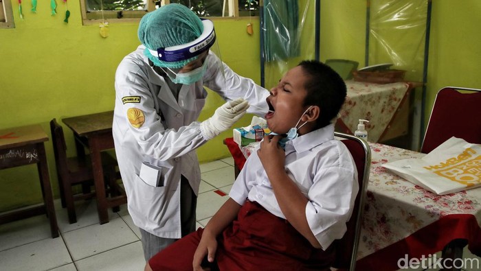 Cegah Corona, Siswa SD di Jakarta Jalani Swab Tes Massal Siswa di SDN Jati 01 Pagi, Pulo Gadung, Jakarta Timur, jalani swab tes massal. Tes dilakukan sebagai upaya cegah penyebaran virus Corona di lingkungan sekolah.