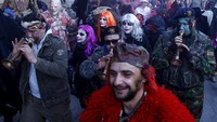 Meski pandemi COVID-19 masih melanda dunia, karnaval yang digelar di kawasan Vevcani, Makedonia Utara, tetap menarik perhatian masyarakat setempat. Ratusan orang dilaporkan ikut serta memeriahkan karnaval yang telah digelar selama berabad-abad lalu tersebut.