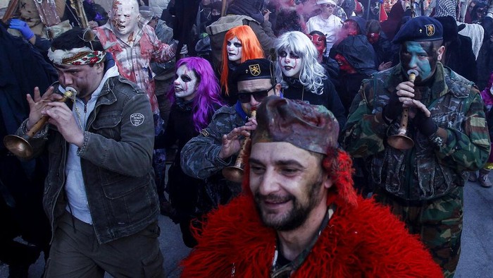Ratusan orang meramaikan karnaval yang digelar di salah satu kota di Makedonia Utara. Karnaval itu digelar di tengah ancaman varian Omicron yang lebih menular.
