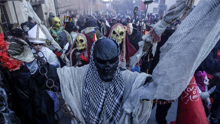 Corona Belum Reda, Karnaval di Negara Ini Dipenuhi Ratusan Warga Ratusan orang meramaikan karnaval yang digelar di salah satu kota di Makedonia Utara. Karnaval itu digelar di tengah ancaman varian Omicron yang lebih menular.