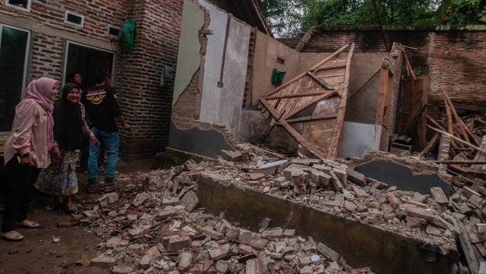 DAMPAK GEMPA DI BANTEN Warga melihat kondisi rumah yang rusak akibat gempa di Kadu Agung Timur, Lebak, Banten, Jumat (14/1/2022). Gempa berkekuatan 6,7 SR tersebut mengakibatkan sejumlah rumah rusak. ANTARA FOTO/Muhammad Bagus Khoirunas/rwa.