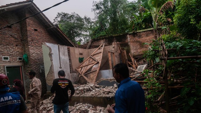 Warga melihat kondisi rumah yang rusak akibat gempa di Kadu Agung Timur, Lebak, Banten, Jumat (14/1/2022). Gempa berkekuatan 6,7 SR tersebut mengakibatkan sejumlah rumah rusak. ANTARA FOTO/Muhammad Bagus Khoirunas/rwa.