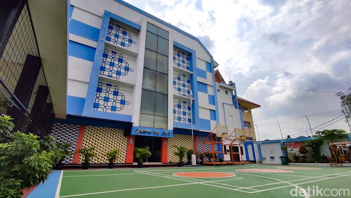 Ditutup Sementara Gegara Corona, Begini Suasana di SMPN 62 Jakarta Jakarta telah berlakukan PTM 100 persen sejak pekan lalu. Namun kini sejumlah sekolah ditutup sementara imbas virus Corona, salah satunya SMPN 62 di Jaktim.