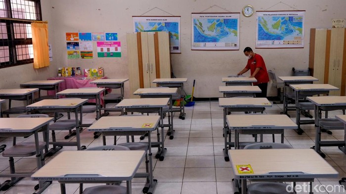Jakarta telah berlakukan PTM 100 persen sejak pekan lalu. Namun kini sejumlah sekolah ditutup sementara imbas virus Corona, salah satunya SMPN 62 di Jaktim.