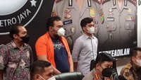 Fico Fachriza mengenakan baju tahanan berwarna orange. Foto: Ahsan/detikcom