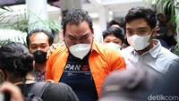 Fico Fachriza diperlihatkan kepada awak media usai ditangkap karena narkoba. (Foto: Palevi/detikcom) 