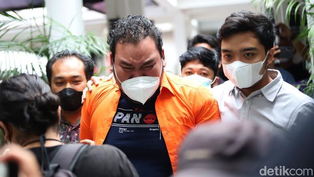 Kepolisian merilis tersangka komedian Fico Fachriza terkait penyalahgunaan narkoba di Polda Metro Jaya, Jakarta, Jumat, (14/1).