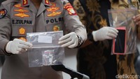 Dalam momen itu polisi juga membeberkan barang bukti. (Foto: Palevi/detikcom) 