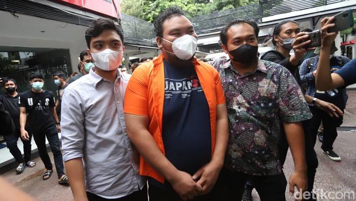 Kepolisian merilis tersangka komedian Fico Fachriza terkait penyalahgunaan narkoba di Polda Metro Jaya, Jakarta, Jumat, (14/1).