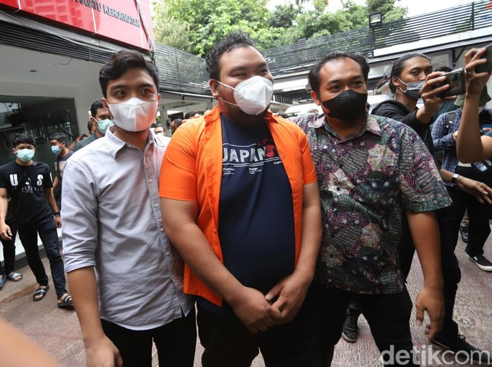 Kepolisian merilis tersangka komedian Fico Fachriza terkait penyalahgunaan narkoba di Polda Metro Jaya, Jakarta, Jumat, (14/1).