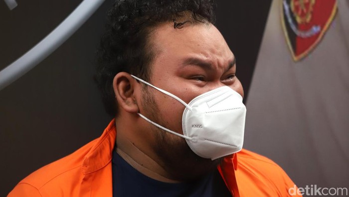 Kepolisian merilis tersangka komedian Fico Fachriza terkait penyalahgunaan narkoba di Polda Metro Jaya, Jakarta, Jumat, (14/1).