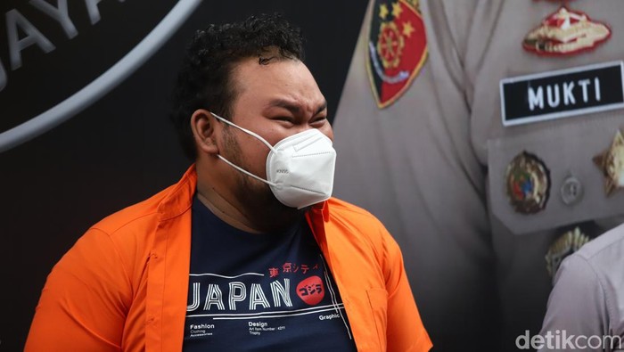 Kepolisian merilis tersangka komedian Fico Fachriza terkait penyalahgunaan narkoba di Polda Metro Jaya, Jakarta, Jumat, (14/1).