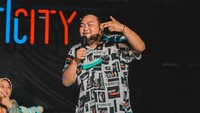 Biasanya penonton sudah tertawa saat Fico Fachriza mengucapkan salam itu. Foto: Instagram Fico Fachriza
