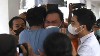 Momen Fico Fachriza memeluk Rispo Ananta. (Foto: Palevi/detikcom) 