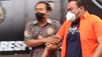 Fico Fachriza kemudian dibawa masuk ke kantor polisi. Foto: Ahsan/detikcom