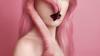 Adalah Flora Borsi seorang fotografer wanita profesional dan seniman digital otodidak yang menggabungkan kedua bakatnya ke dalam sebuah seni. Foto: Instagram/floraborsiofficial