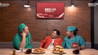 Hobi makan membuat Fico juga tak bisa lepas dari camilan. Saat melangsungkan podcast, Fico juga sudah menyiapkan berbagai makanan di hadapannya.Foto: Instagram/ficofachriza_