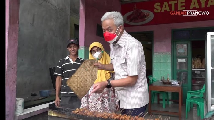 Ganjar Pranowo Makan Sate Ambal di Kebumen, Pemiliknya Sudah Menunggu 4 Tahun