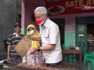 Ganjar Pranowo Makan Sate Ambal di Kebumen, Pemiliknya Sudah Menunggu 4 Tahun
