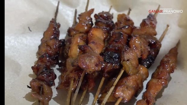 Ganjar Pranowo Makan Sate Ambal di Kebumen, Pemiliknya Sudah Menunggu 4 Tahun
