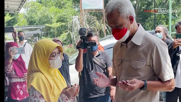 Ganjar Pranowo Makan Sate Ambal di Kebumen, Pemiliknya Sudah Menunggu 4 Tahun