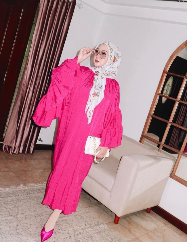 Hhijab motif putih juga tetap cocok dikenakan dengan busana warna neon. Dian memadukan dress fucshia dengan lengan model balon bersama hijab motif putih. Foto: Dok. Instagram @dianpelangi.
