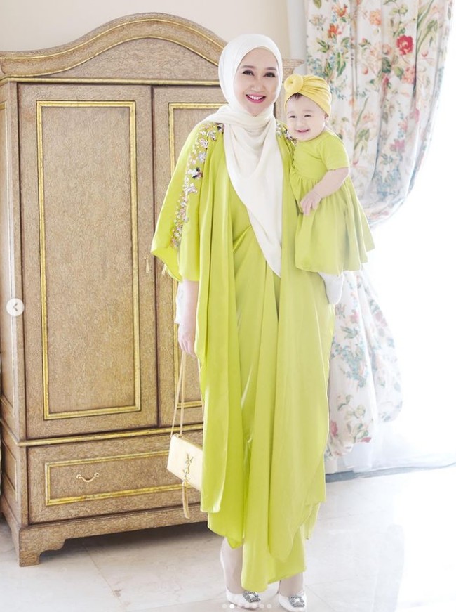 Kamu bisa tampil stylish dan kembaran dengan buah hati dengan memakai busana warna neon. Seperti dalam foto ini, Dian mengunggah foto OOTD berbuansa hijau neon dengan sang buah hati. Dian memadukan outfit neonnya dengan hijab pashmina polos putih yang ia bentuk syari. Foto: Dok. Instagram @dianpelangi.